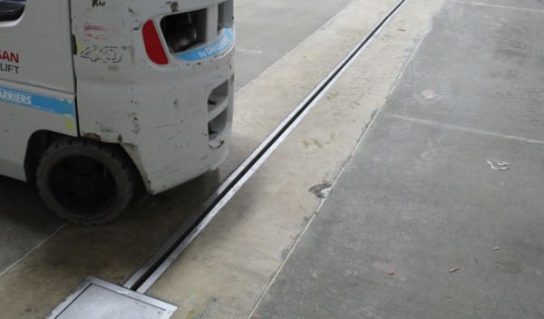 Slot-drain-used-in-forklift-traffic-facility
